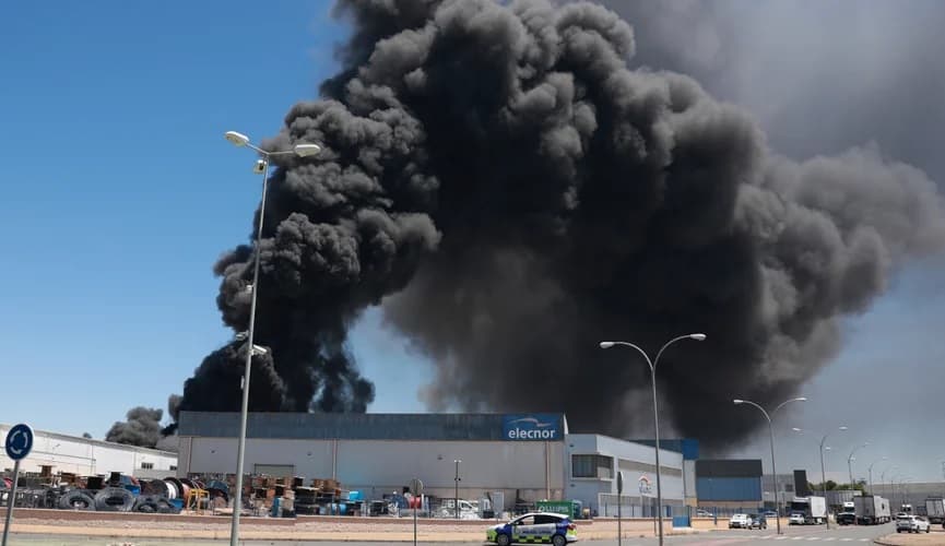 Тысячи испанцев оказались в домашней изоляции из-за токсичного дыма после аварии на химзаводе