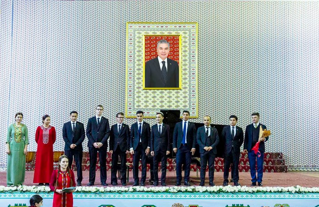 В Ашхабаде студенты класса фортепиано Владимира Мкртумова дали концерт 