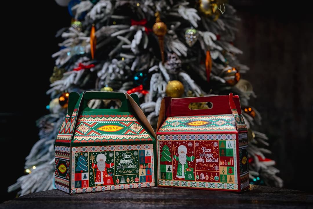 Широкий ассортимент новогодних наборов от кондитерской фабрики «Хасар» уже в продаже