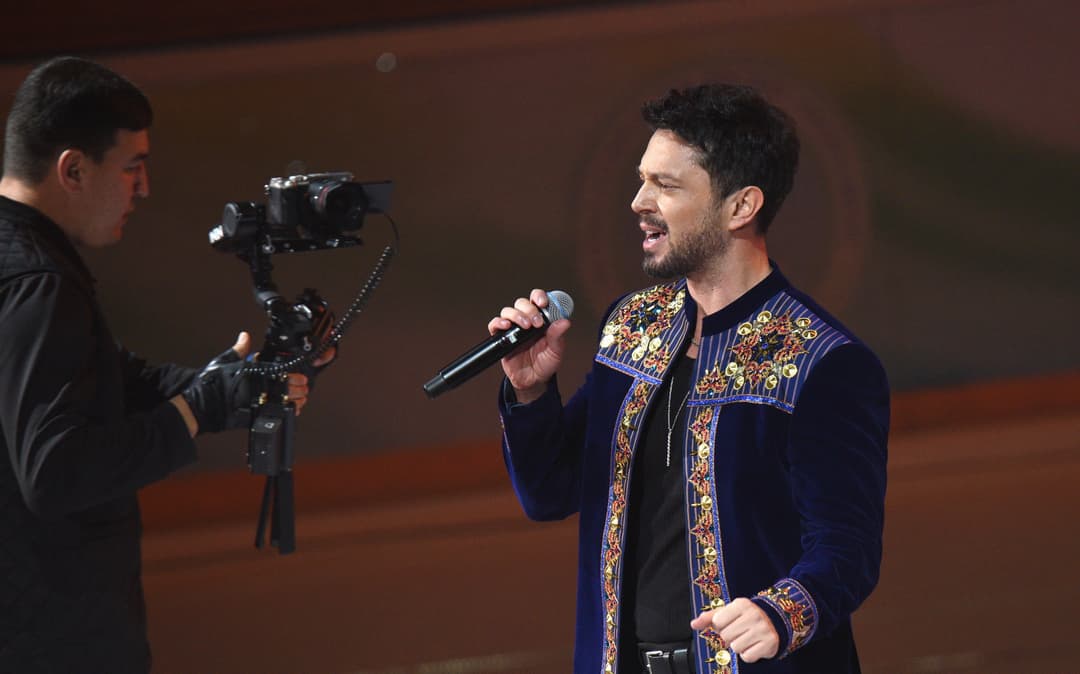 Турецкий певец и актер Мурат Боз дал новогодний концерт в Ашхабаде