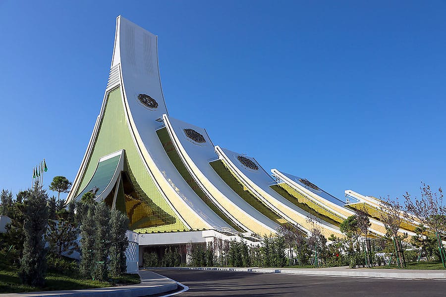 На берегу Каспия в Туркменистане открылся международный форум по транспорту и логистике