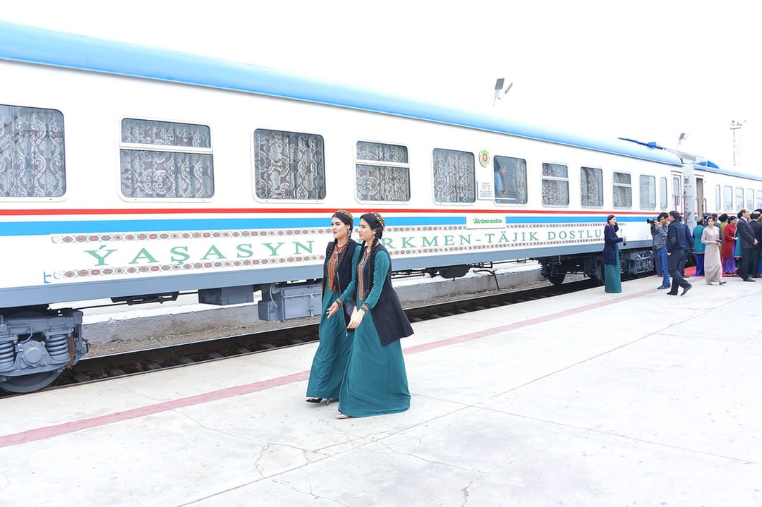 Посланцев туркменской культуры торжественно встретили в Душанбе