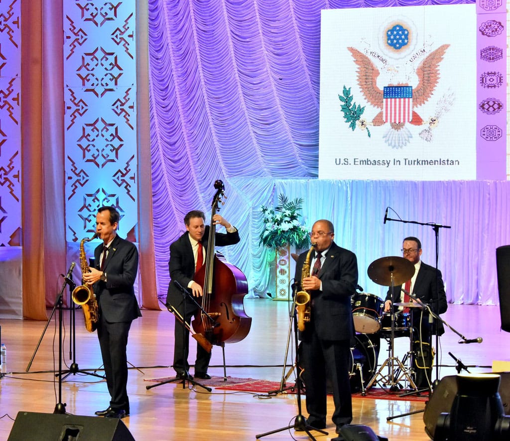 В Туркменистане с успехом прошли гастроли американского джазового квартета Ари Роланда
