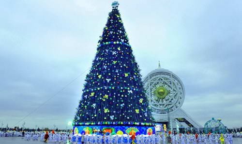 Новогодняя ёлка в Ашхабаде вошла в ТОП самых высоких елей столиц СНГ