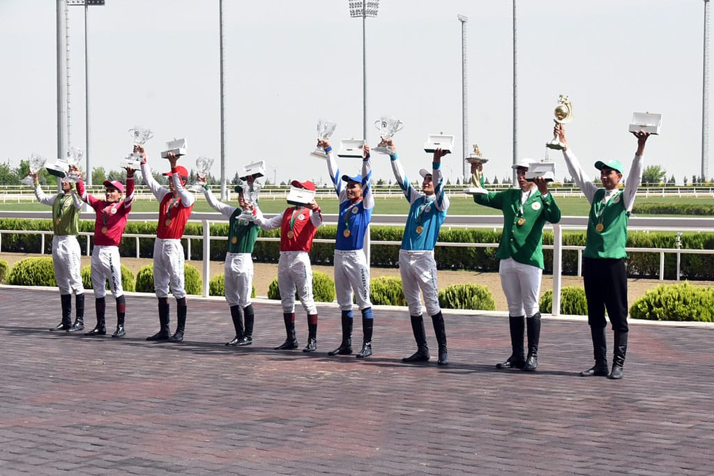 Победители конных состязаний удостоились призов от Президента Туркменистана