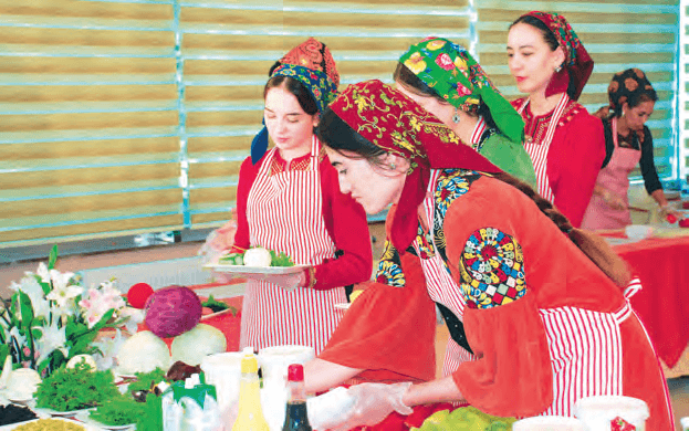 В Ашхабаде состоялся конкурс на лучшее приготовление салатов