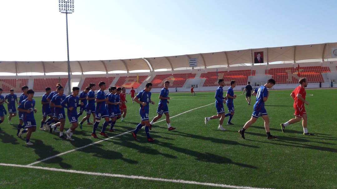 Футболисты сборной Тайваня опробовали поле стадиона в Балканабате