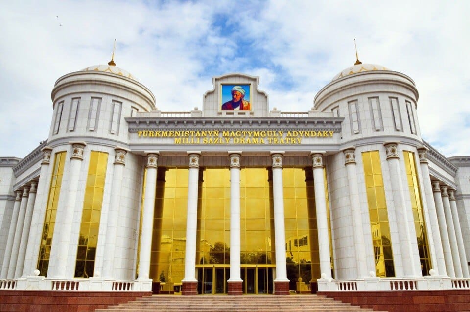 В Национальном музыкально-драматическом театре имени Махтумкули назначен новый руководитель