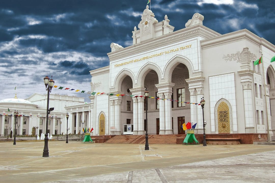 Президент Туркменистана назначил главного руководителя Студенческого театра имени Молланепеса