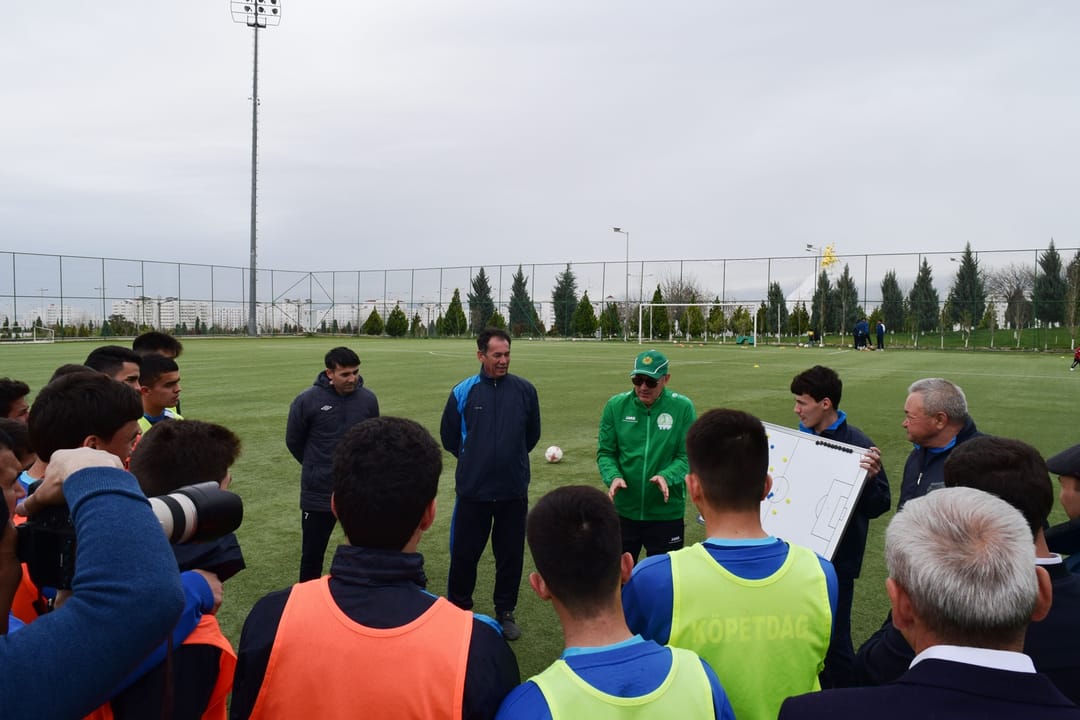 Курбан Бердыев провёл открытую тренировку для футболистов «Копетдага»