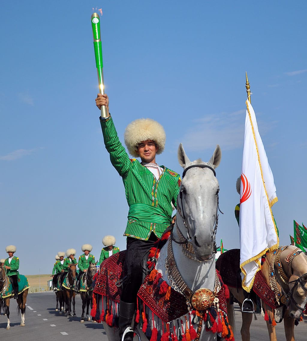 Огонь V Азиатских игр вспыхнул над чашей Олимпийского стадиона в Туркменистане