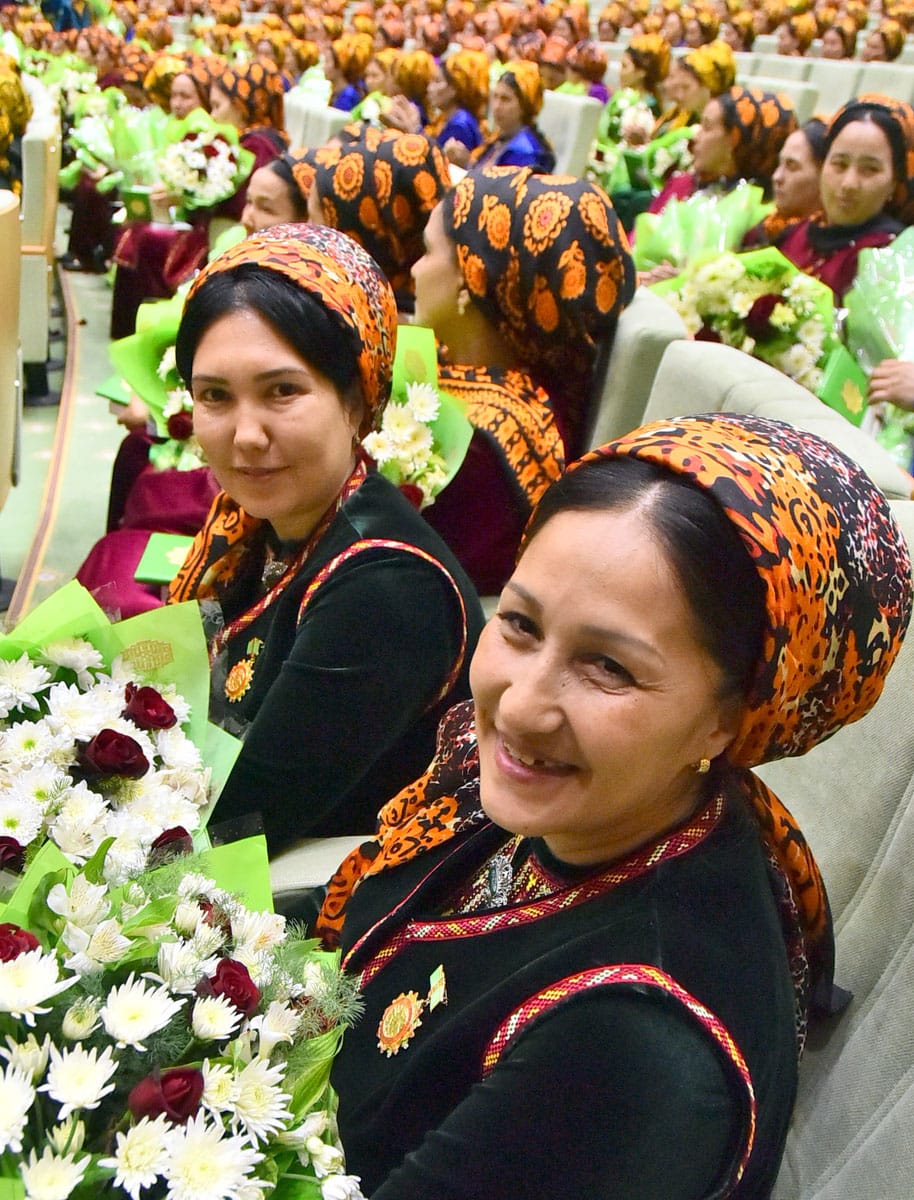 Президент Туркменистана присвоил более 200 многодетным матерям почётное звание «Ene mähri»