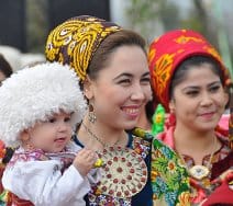 Президент Туркменистана увеличил размер денежных подарков женщинам к 8 марта