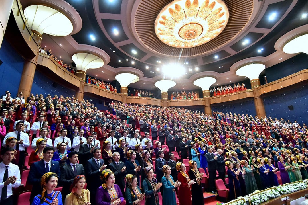 Президент Туркменистана совершил велопрогулку по морскому курорту  