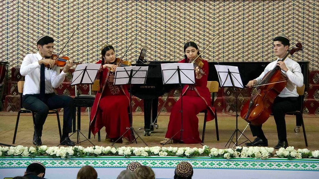 В Туркменской консерватории чествовали педагога и наставника Николая Амиянца