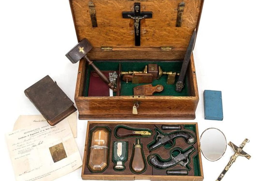 На аукционе в Великобритании продали набор для охоты на вампиров