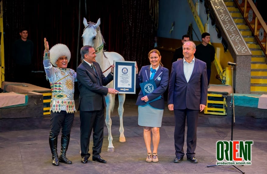 Türkmenistanyň Prezidentiniň Akhan atly bedewi - Ginnesiň rekordlar kitabynda!