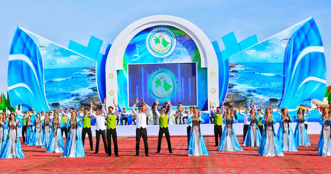 Глава Туркменистана дал старт строительству современного села в пустыне Каракумы в районе искусственного озера