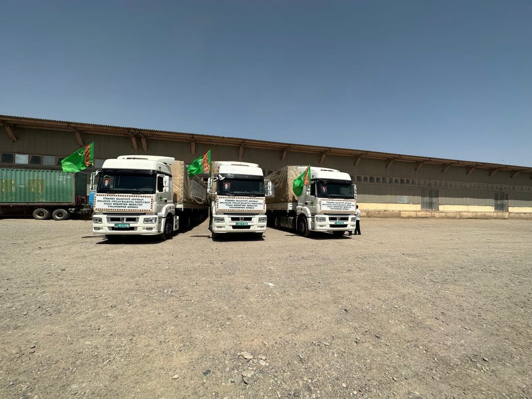 Owganystanyň halkyna iberlen azyk, derman we dokma önümleri owgan tarapyna gowşuryldy