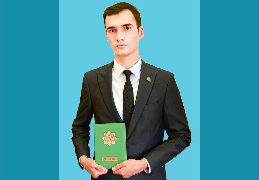 Türkmenistanly ýaş alym düýe süýdüni we çalyny toz görnüşde uzak wagtlap saklamagyň tehnologiýasyny işläp düzdi