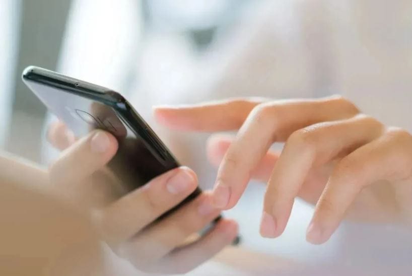 Во французской деревне ввели запрет на использование смартфонов в общественных местах