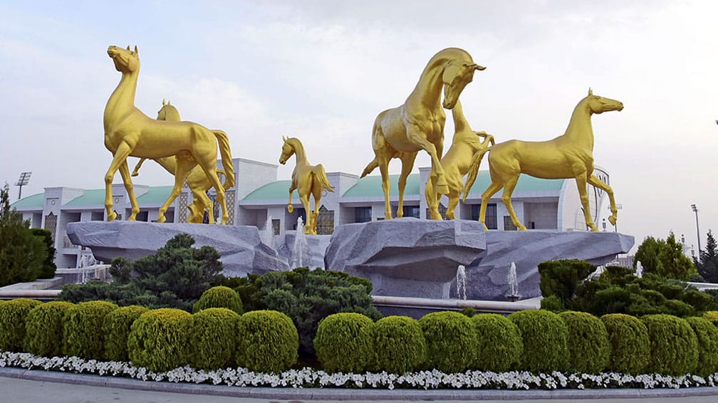 Serdar Berdimuhamedow Köpetdagyň eteginde gurulýan täze atçylyk toplumy bilen tanyşdy