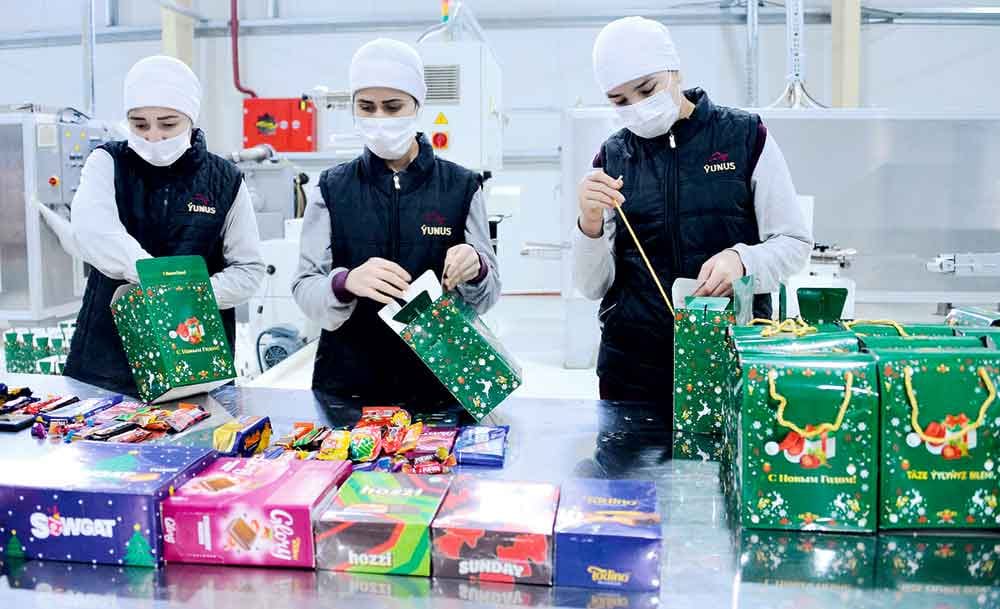«Altyn Ýunus» Änewdäki we Marydaky kärhanalarynda Täze ýyl sowgatlyklaryny taýýarlady