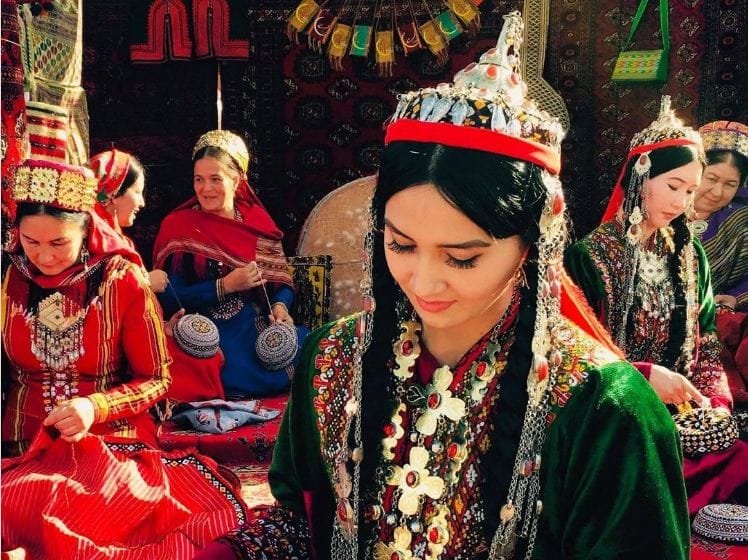 В Туркменистане в честь 8 марта женщины получат денежные подарки от Президента страны