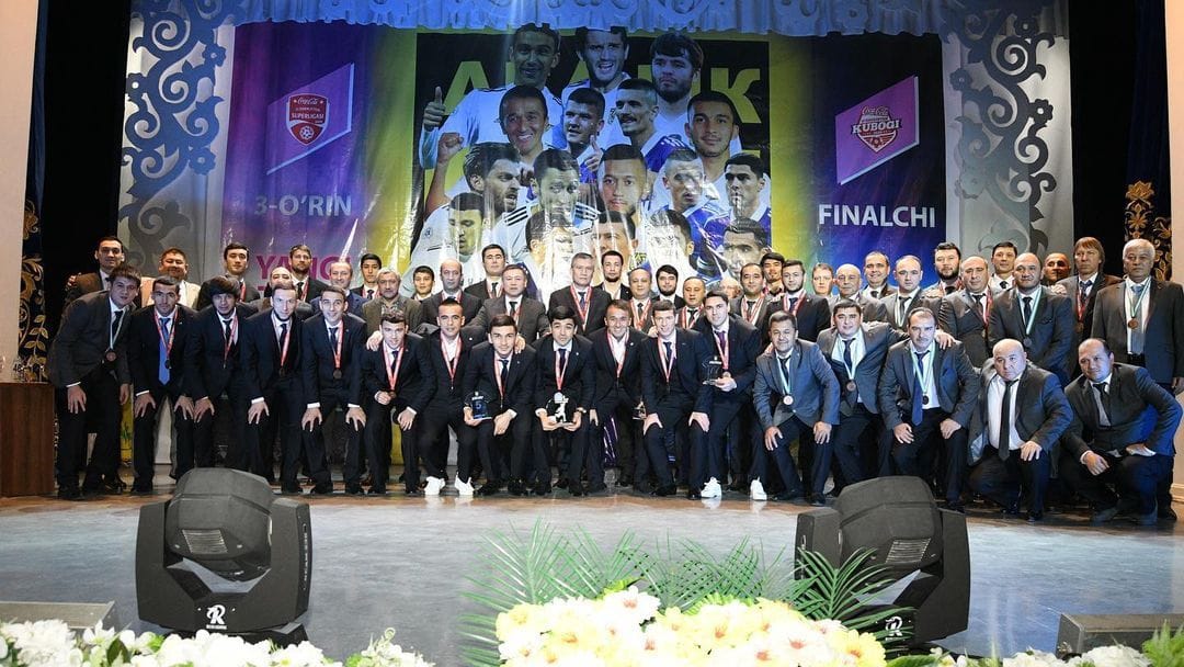 Футболист АГМК Аманов получил бронзовые медали чемпионата Узбекистана-2020