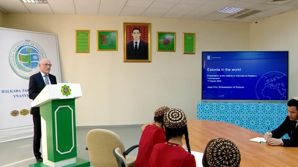 Estonya'nın Türkmenistan Büyükelçisi, Türkmenistan Dışişleri Bakanlığı Uluslararası İlişkiler Enstitüsü'nü ziyaret etti