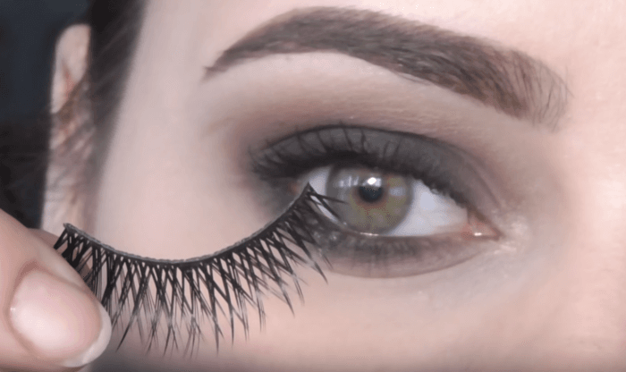 Kakasy gyzynyň oturtma kirpiklerini düşdüşdir öýtdi