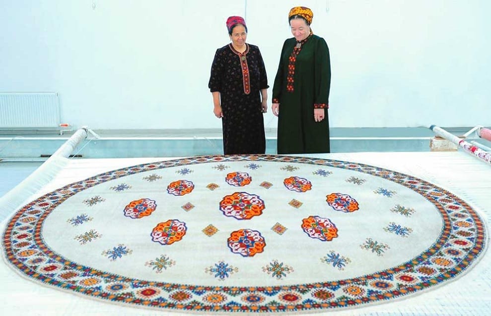 Туркменские мастерицы создали круглый ковер в честь года мира и доверия