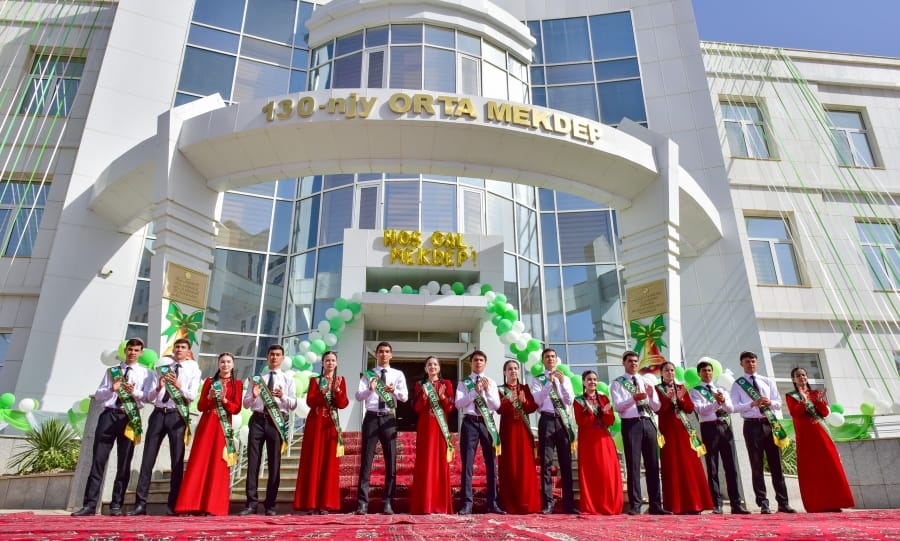 Fotoreportaž: Türkmenistanyň ähli mekdeplerinde "Soňky jaň" dabaralary geçirildi