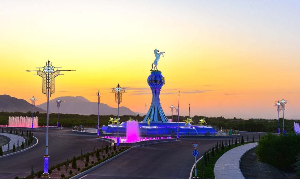 Gurbanguly Berdimuhamedow Arkadag şäherinde gurulmagy meýilleşdirilýän desgalaryň taslamalary bilen tanyşdy