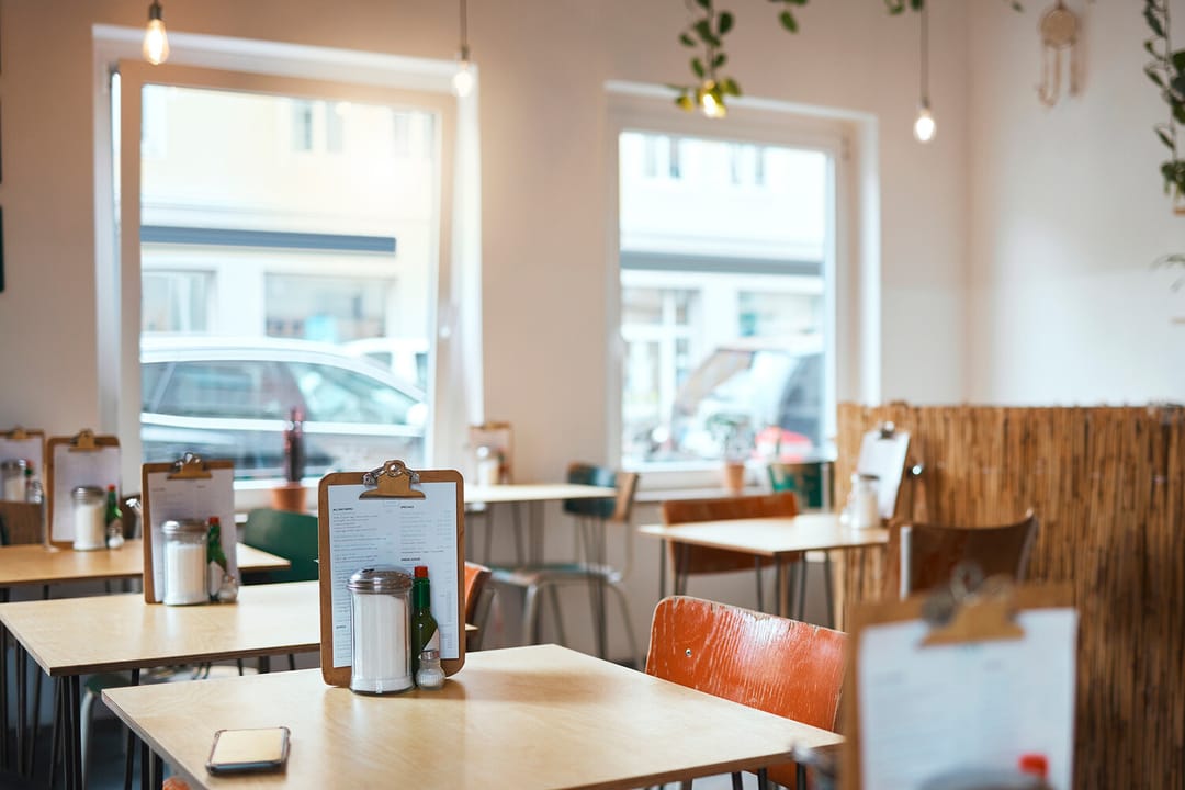 Ýaponiýada gürleşmek we saz diňlemek gadagan edilýän kafe açyldy