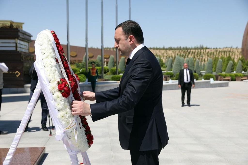 Ираклий Гарибашвили возложил цветы к мемориалу «Народная память» в Ашхабаде