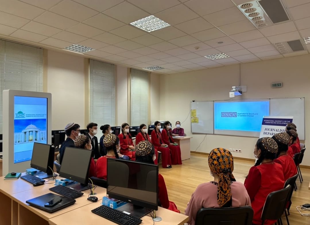 ÝHGG-niň Aşgabatdaky Merkezi žurnalistleriň arasynda okuw maslahatyny geçirdi