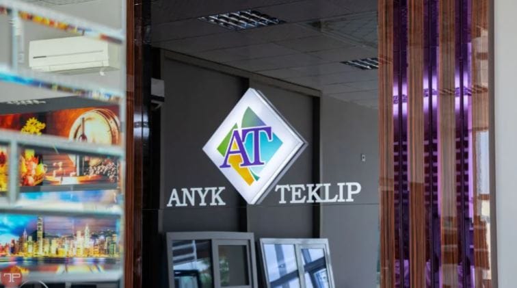 «Anyk Teklip» aýna gapylary we aşhana örtüklerini UF-çap etme bilen bezeýär