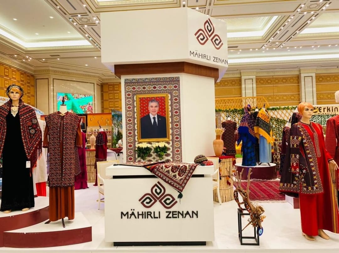 «Mähirli Zenan»  moda öýi sergide täze egin-eşik modellerini hödürledi