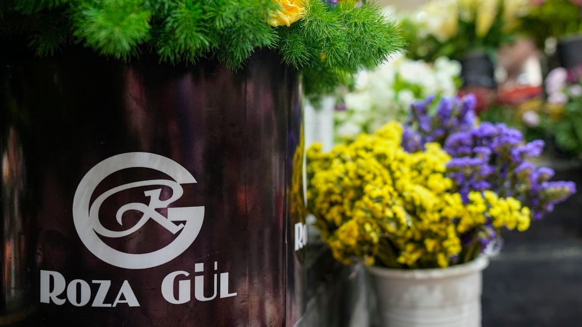 Roza Gül offers an individual selection of bouquets with delivery throughout Turkmenistan