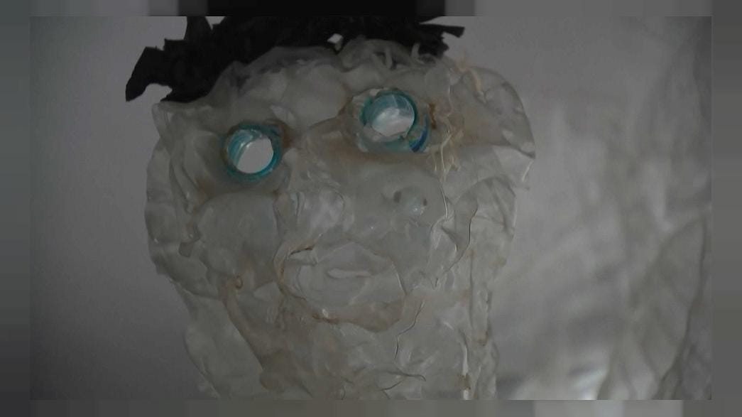 Французский художник создает скульптуры из пластика с пляжа