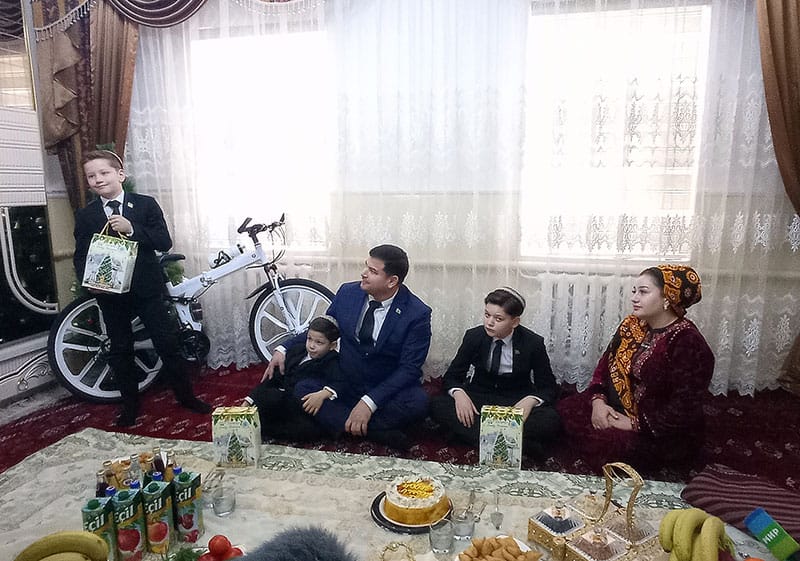 Президент Туркменистана исполнил новогоднюю мечту 11-летнего мальчика