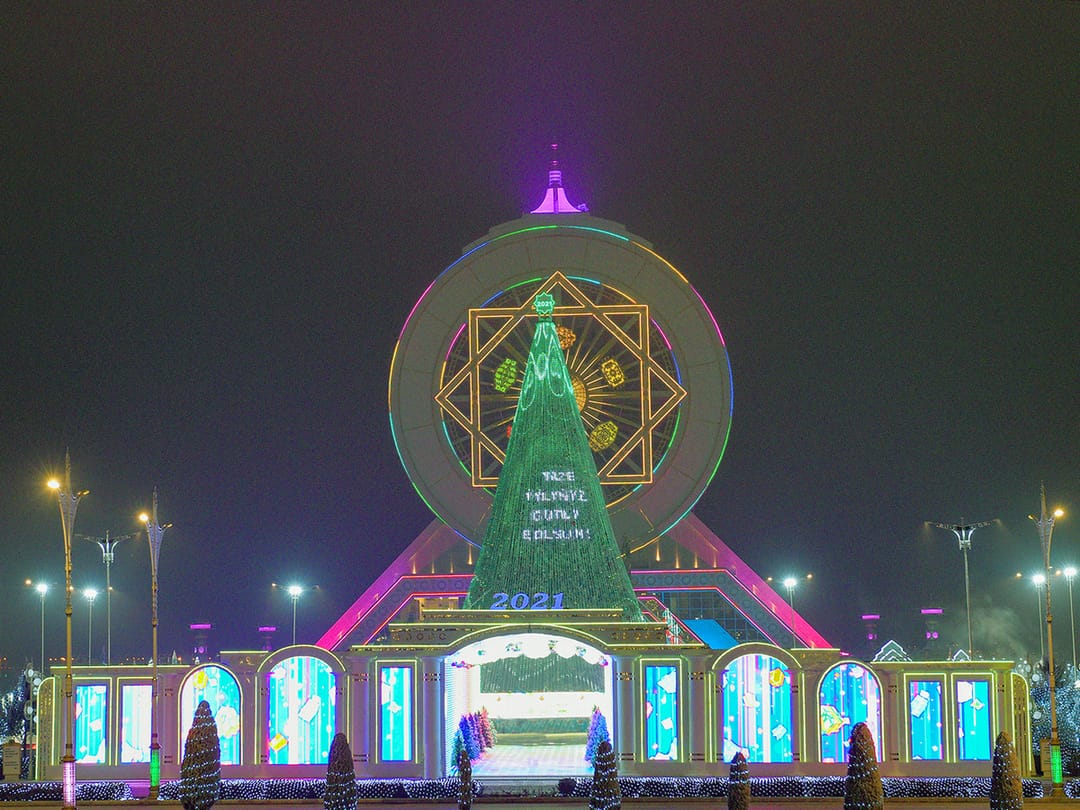 Ашхабадская новогодняя ёлка оказалась самой высокой в Центральной Азии