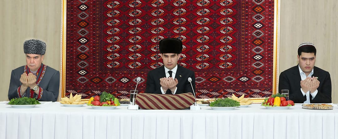 Türkmenistanyň Prezidenti atasynyň belli güni mynasybetli sadaka berdi