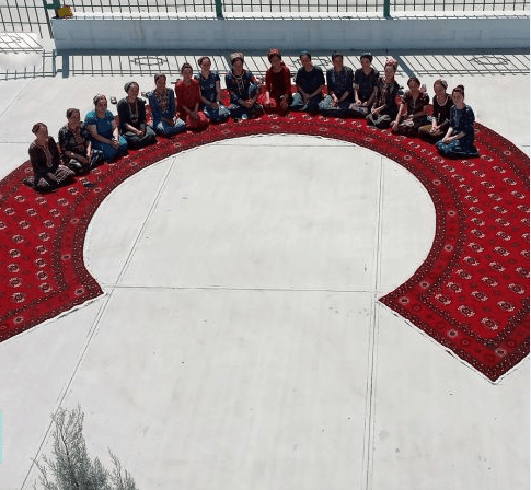 В Лебапе соткали необычный ковер