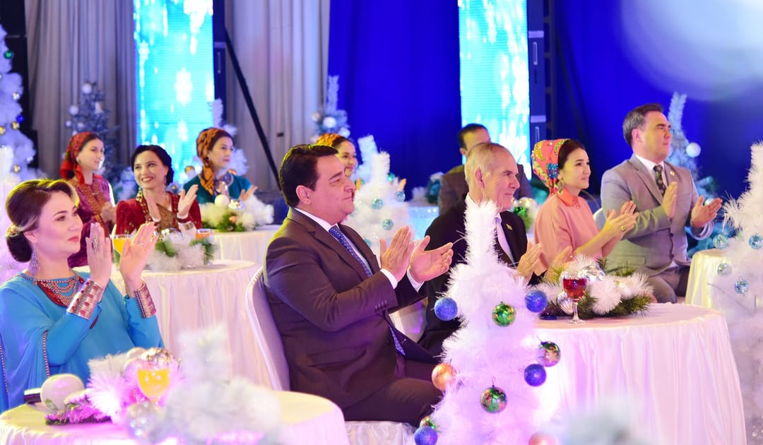 Fotoreportaž: Aşgabatda "Ýylyň parlak ýyldyzy" bäsleşiginiň jemleýji tapgyry geçirildi 