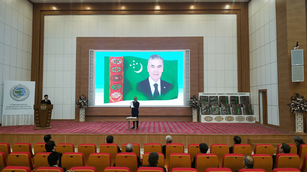 Бердымухамедов наградил передовых предпринимателей медалью «К 30-летию независимости Туркменистана»