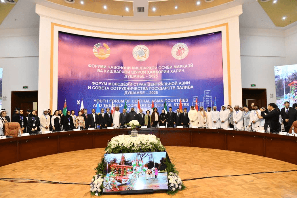 Türkmen ýaşlary Duşenbede geçirilýän halkara forumda çykyş etdiler