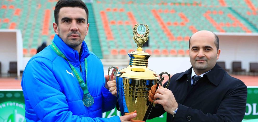 «Алтын асыр» наградили чемпионским кубком после матча против «Энергетика»