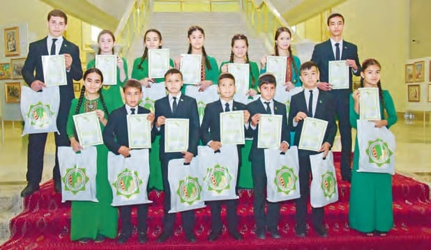 В Туркменистане подвели итоги национального конкурса юных художников